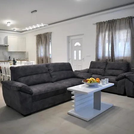 Dom wakacyjny New Mirjana House 1 With Pool Ugljane